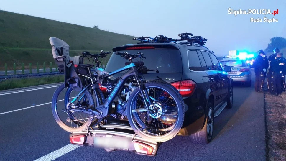 Policjanci zatrzymali w pościgu 32-latka, który ukradł luksusowego mercedesa