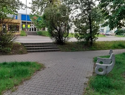 Chciał ukraść siedzisko ławki. Zatrzymał go strażnik miejski będący po służbie