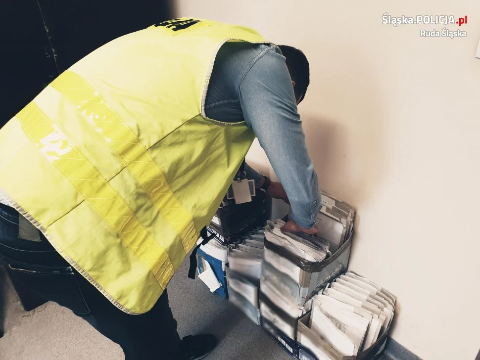 Ponad 10 tys. zarzutów za wyłudzenie blisko 2 mln złotych na wsparcie finansowe dla szkół