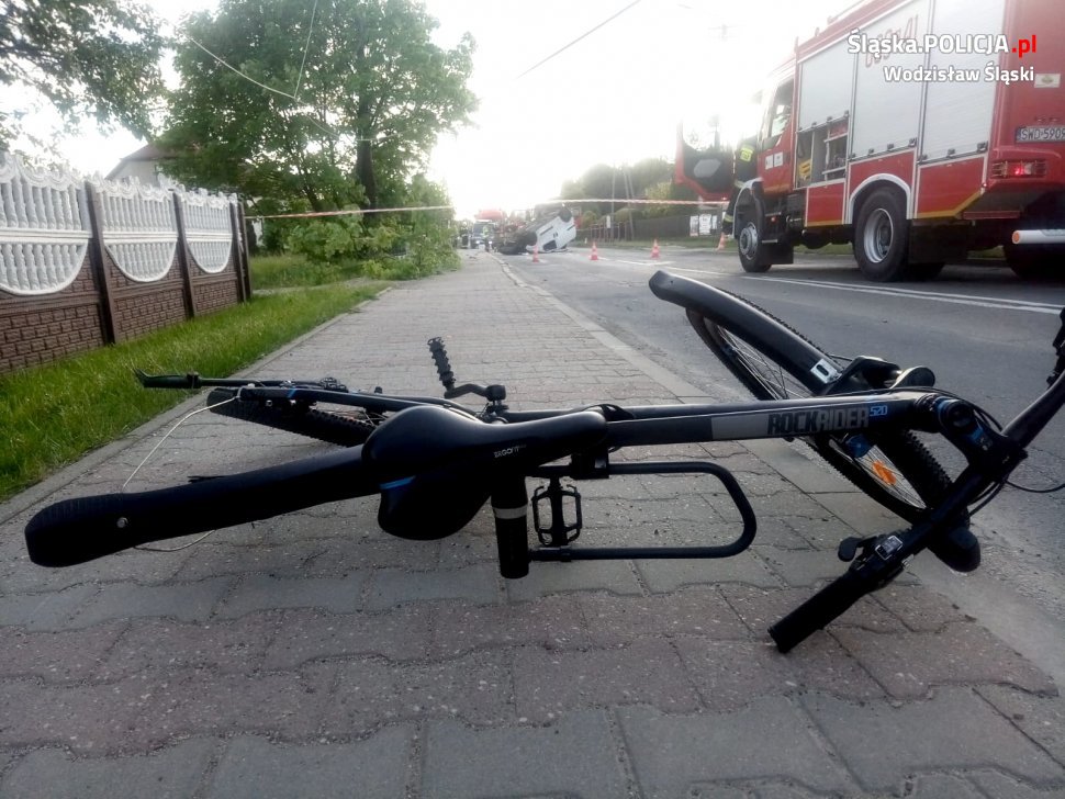 Pijana 43-latka po czołowym zderzeniu, potrąciła rowerzystkę, a na koniec dachowała