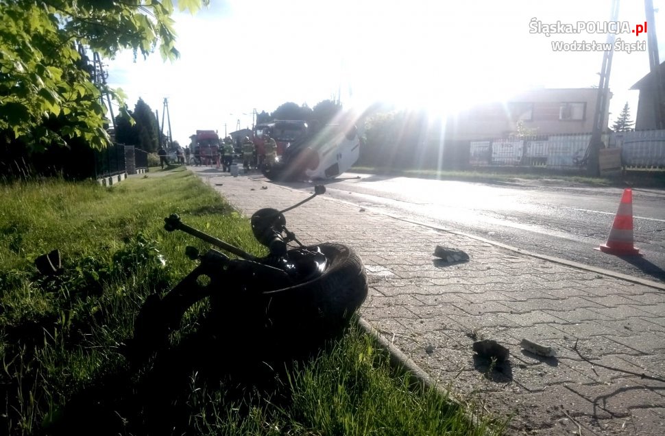 Pijana 43-latka po czołowym zderzeniu, potrąciła rowerzystkę, a na koniec dachowała