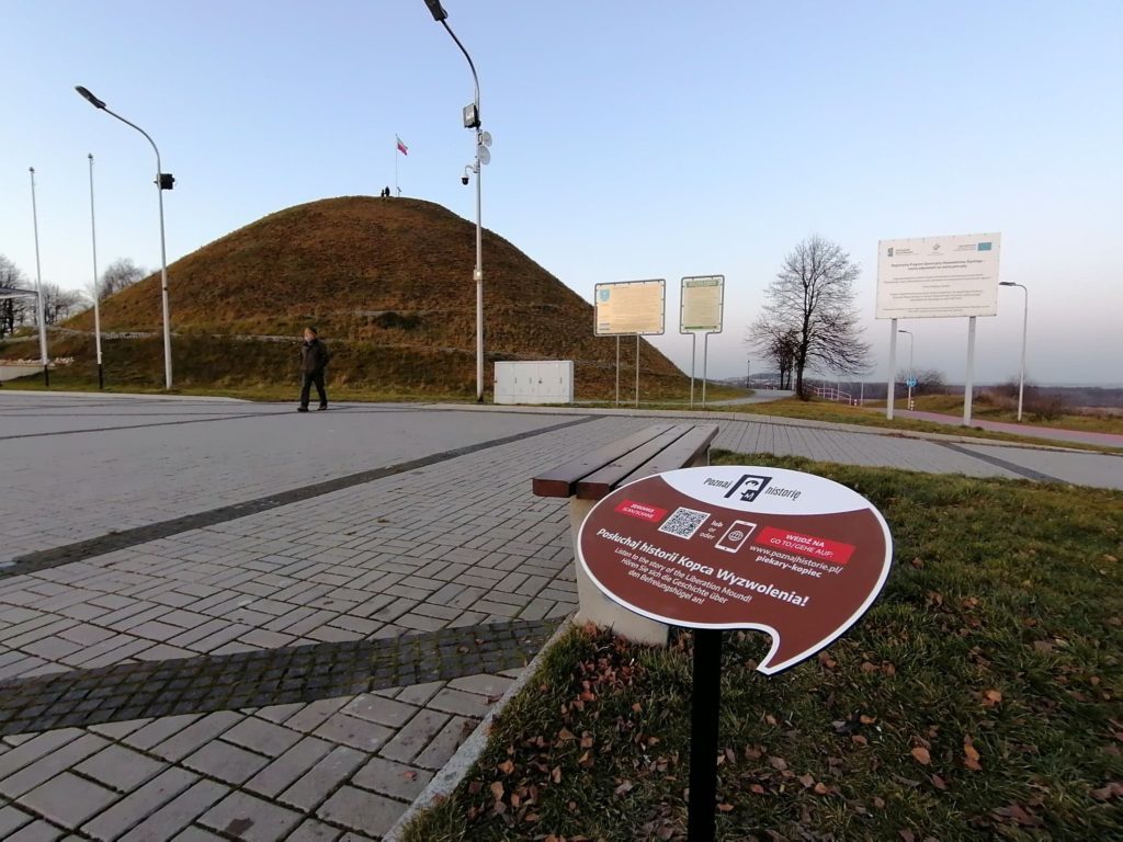 Smartfon pomaga poznać historię Kopca Wyzwolenia!