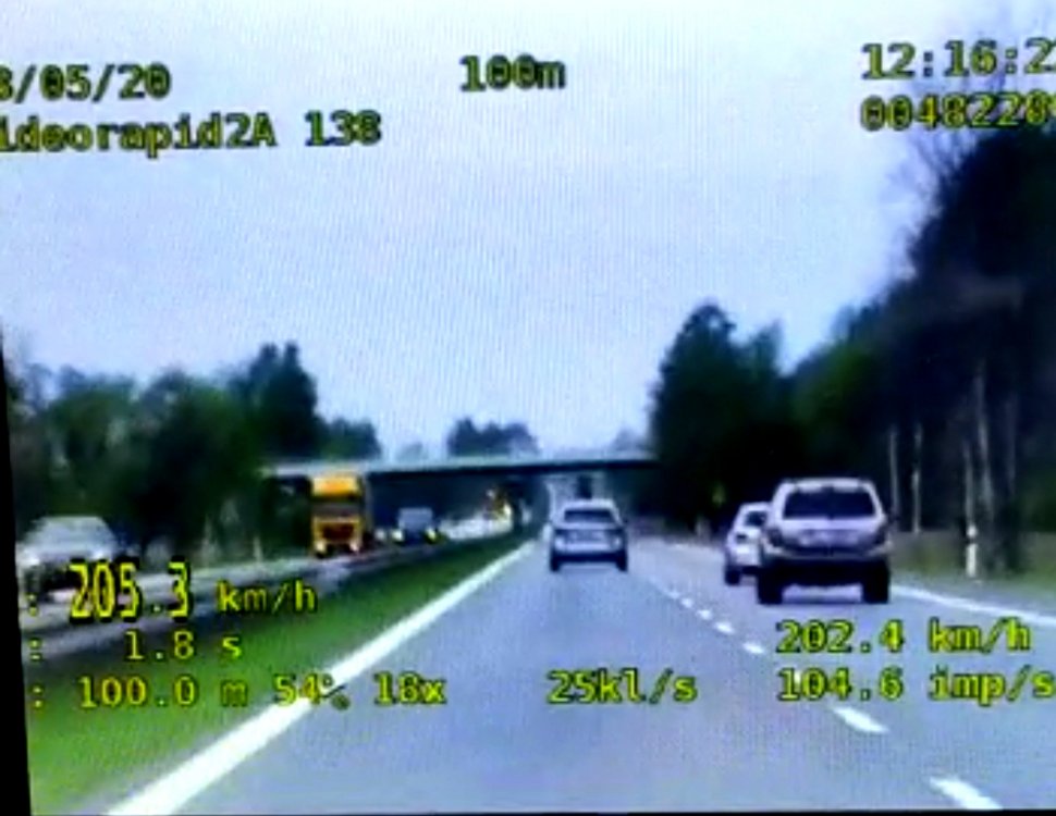 Nie zauważył policyjnego radiowozu, pędził ponad 200 km/h!