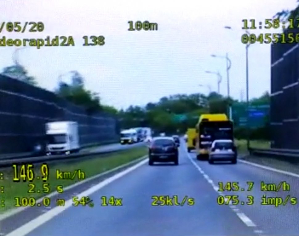 Nie zauważył policyjnego radiowozu, pędził ponad 200 km/h!