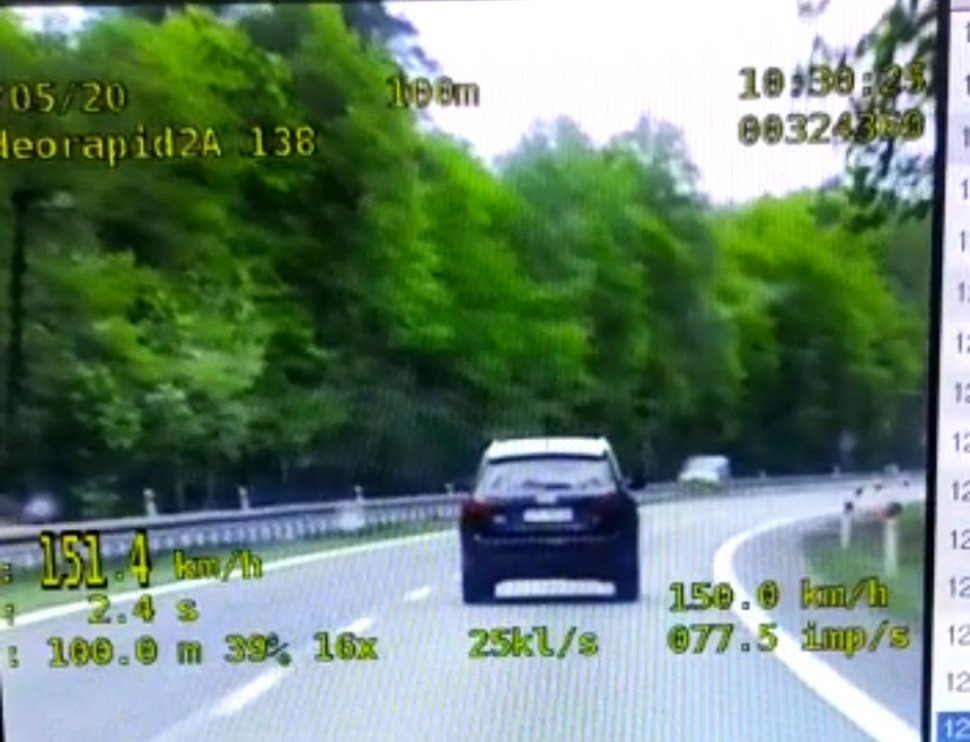 Nie zauważył policyjnego radiowozu, pędził ponad 200 km/h!