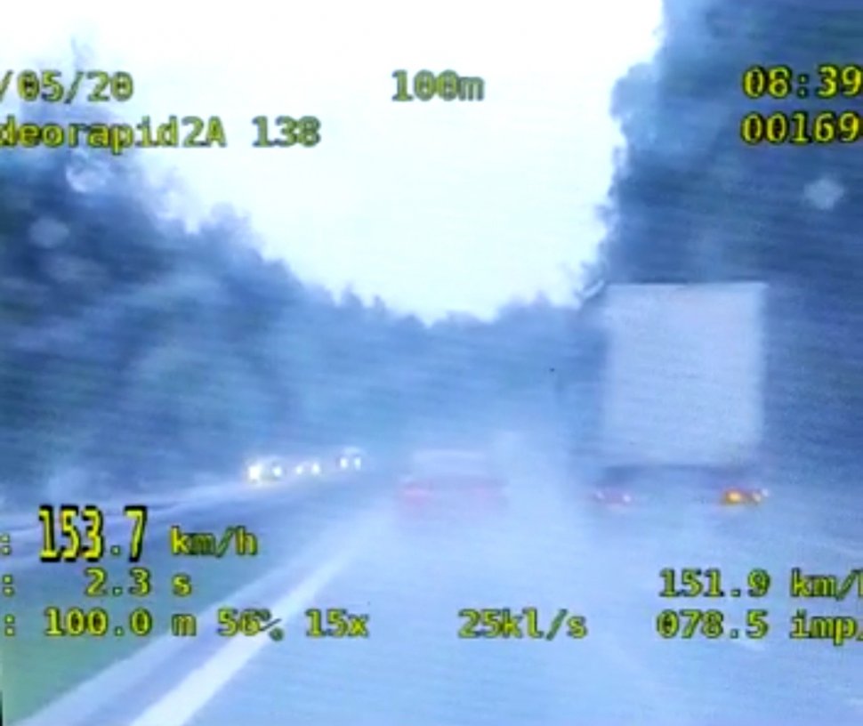 Nie zauważył policyjnego radiowozu, pędził ponad 200 km/h!