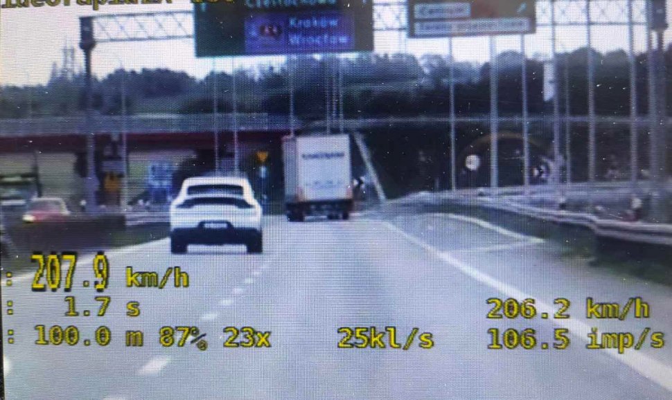 Kierowca porsche pędził ponad 200 km/h! Zatrzymali go policjanci z grupy SPEED