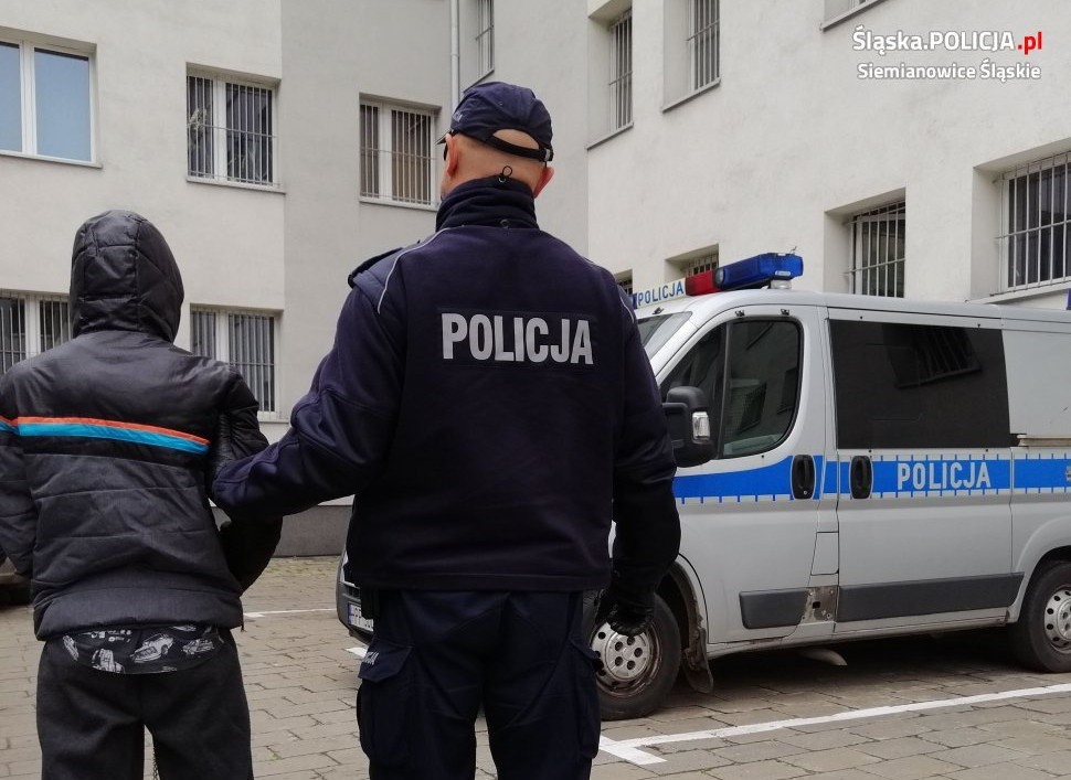 Napadł na kobietę i skradł jej torebkę z blisko 5 tys. złotych. 19-latek w rękach policji