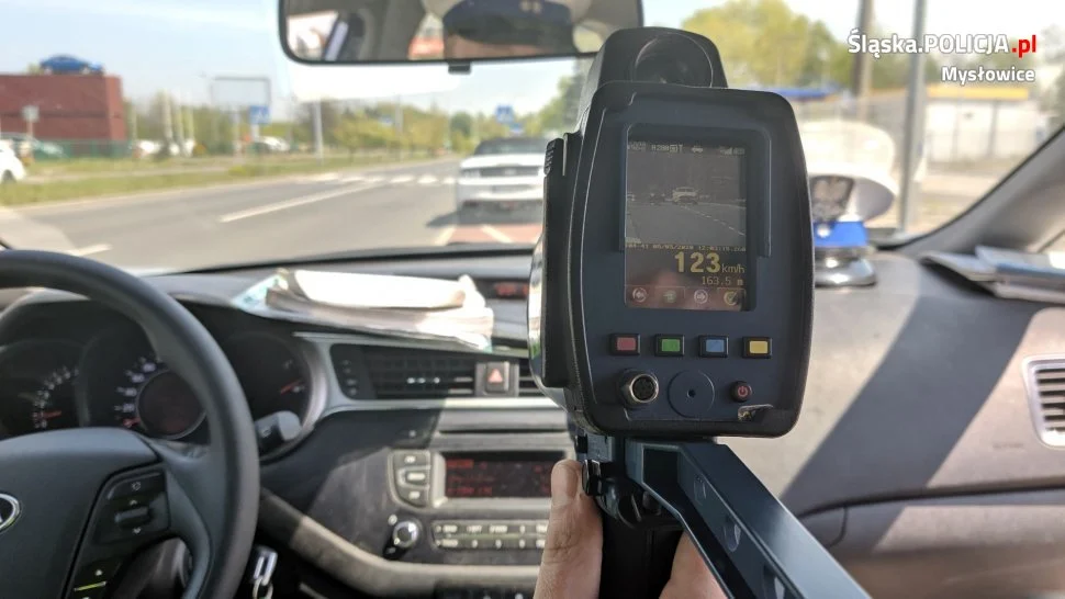 41-latek wpadł podczas akcji "Bezpieczny pieszy". Pędził mustangiem 123 km/h!
