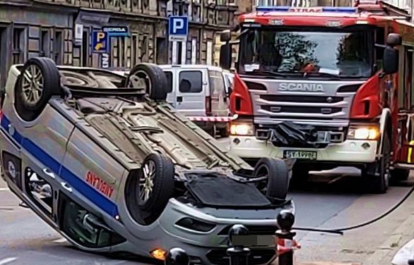 W Bytomiu dachował pojazd uprzywilejowany!