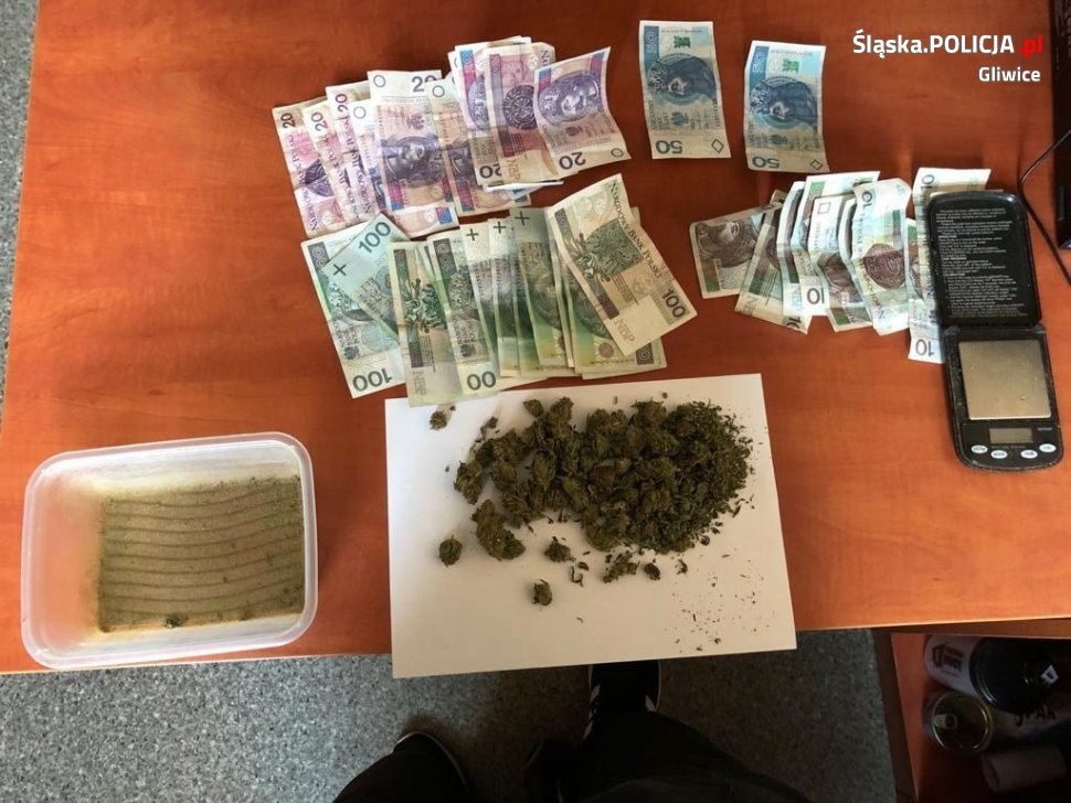 Miał w mieszkaniu narkotyki i przedmioty związane ze środowiskiem pseudokibicowskim