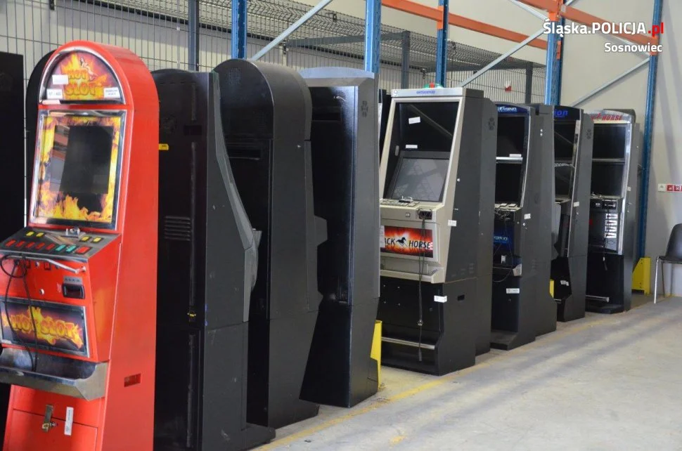 Sosnowiec: Podczas interwencji w barze odkryli nielegalnie działające automaty
