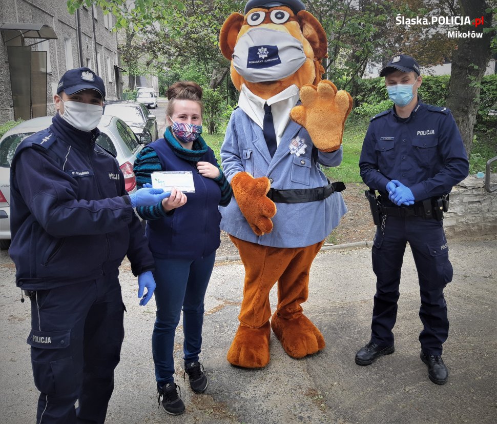 Sierżant Hektor także ubrał maseczkę!