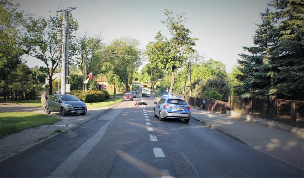 Groźnie wyglądająca kolizja z udziałem motorowerzystki w Mikołowie