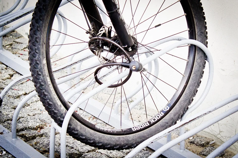Jak zabezpieczyć się przed kradzieżą roweru?