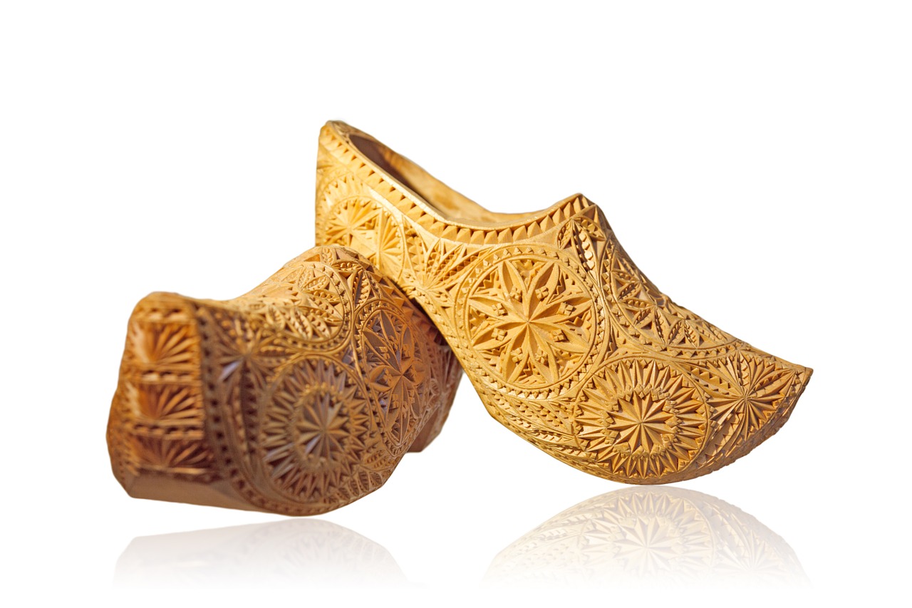 Drewniaki - tradycyjny sposób na zdrowe stopy