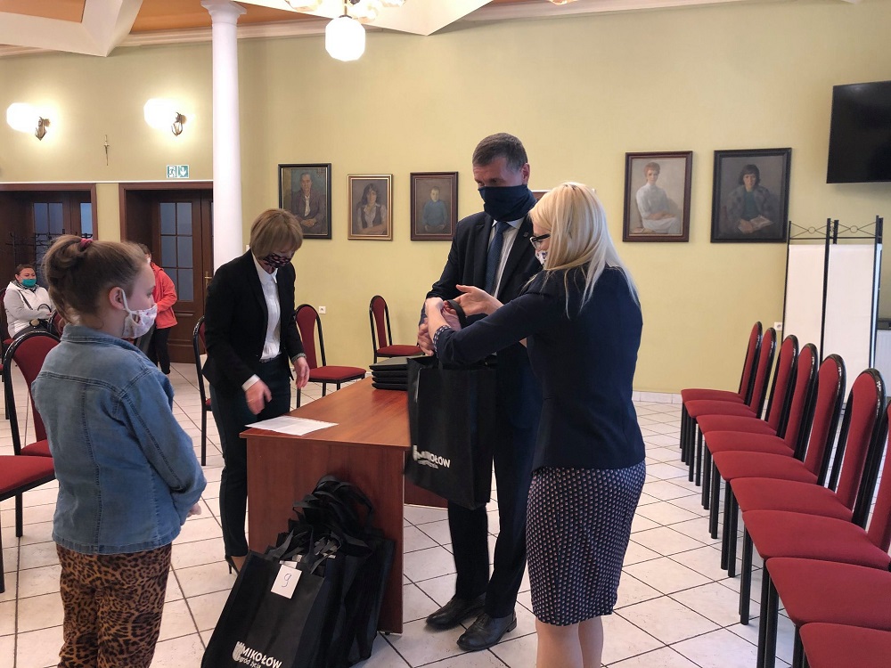 Kolejne laptopy dla mikołowskich uczniów