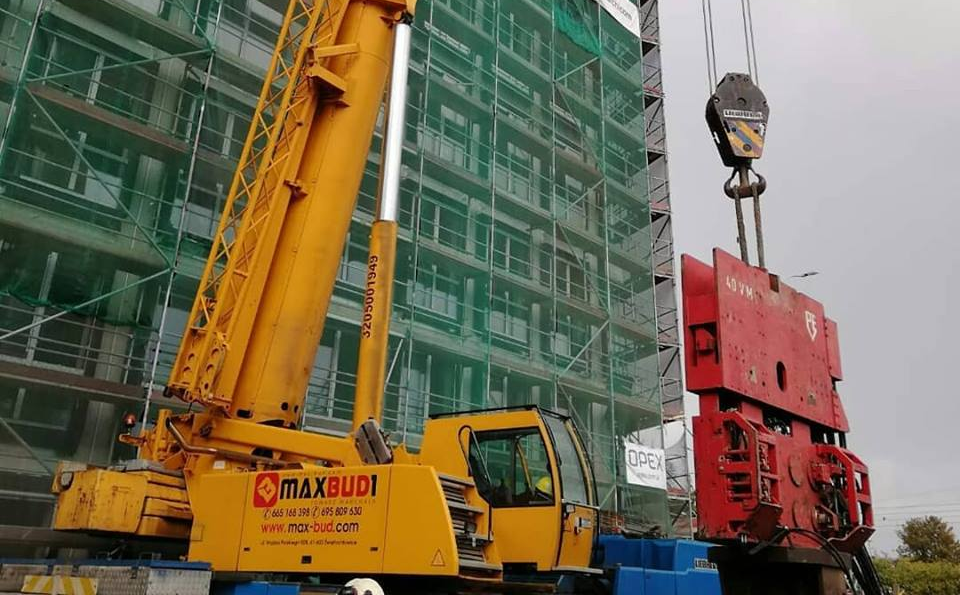 Dlaczego warto wynająć dźwig zamiast kupować?