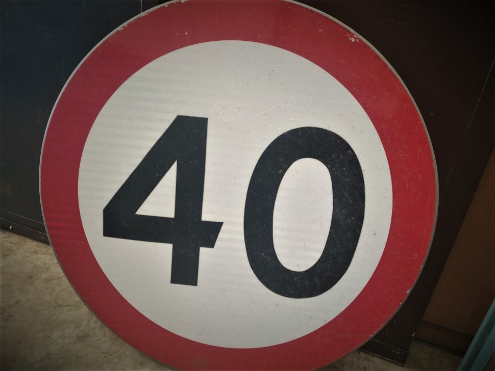 53-latka jechała ze znakiem drogowym wbitym w podwozie... i 2 promilami w organizmie!