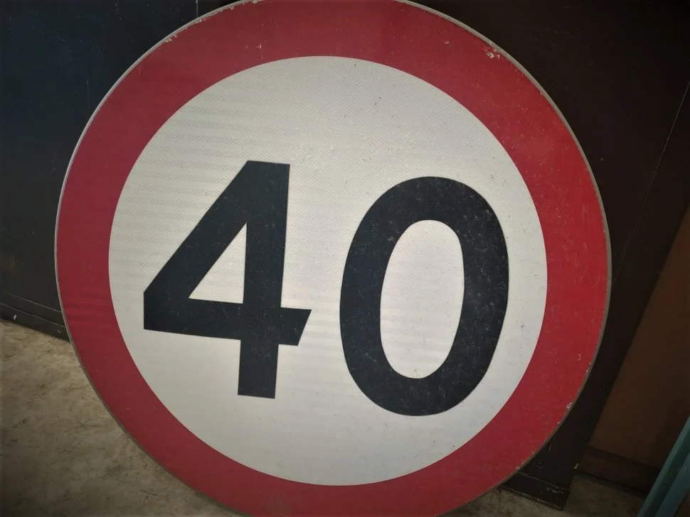 53-latka mając 2 promile ścięła znak drogowy. Mimo to kobieta kontynuowała jazdę