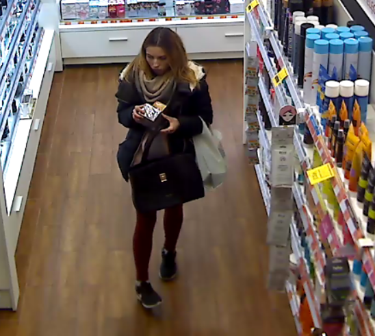 Ta kobieta jest podejrzana o kradzież perfum. Rozpoznajesz ją?