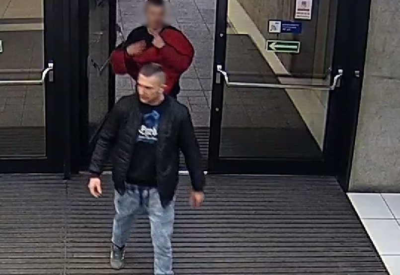 Wizerunek mężczyzny podejrzewanego o zniszczenie szyby w budynku w centrum Katowic