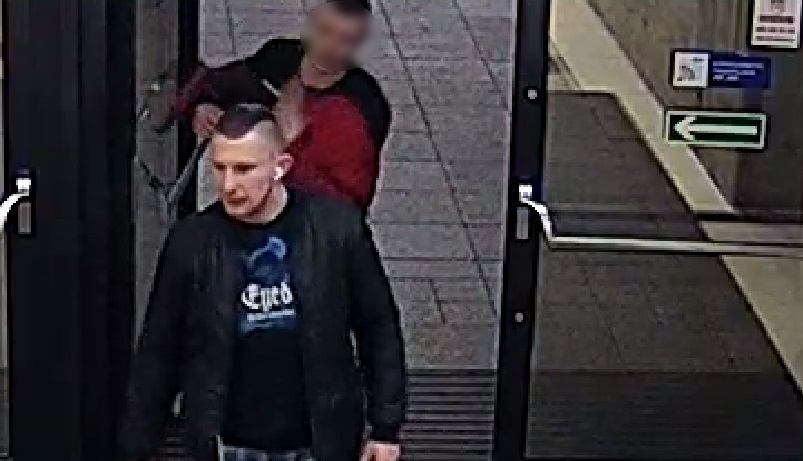 Wizerunek mężczyzny podejrzewanego o zniszczenie szyby w budynku w centrum Katowic