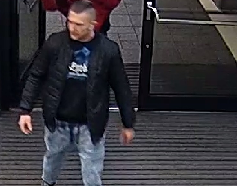 Wizerunek mężczyzny podejrzewanego o zniszczenie szyby w budynku w centrum Katowic