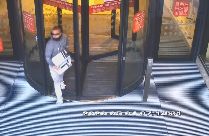 Ten mężczyzna podejrzewany jest o kradzież konsoli do gier. Rozpoznajesz go?
