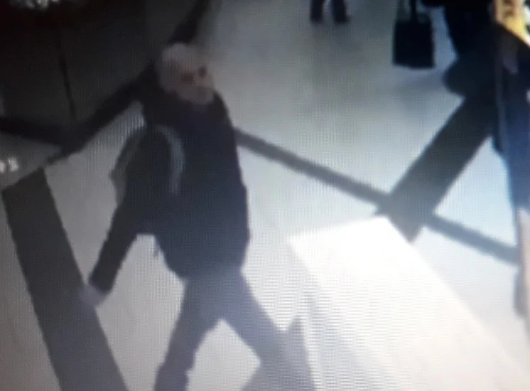 Publikujemy wizerunek mężczyzny podejrzewanego o kradzież zegarka. Rozpoznajesz go?