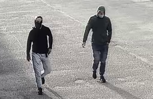 Podejrzani o włamanie i kradzież narzędzi budowlanych. Rozpoznajesz ich?