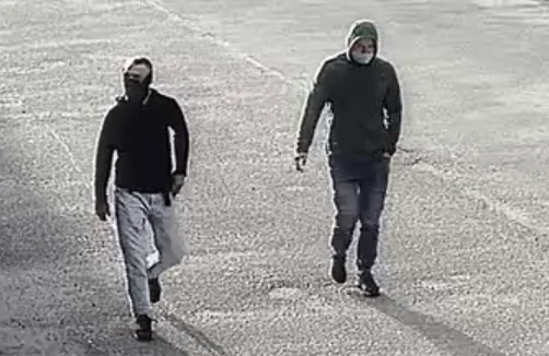 Podejrzani o włamanie i kradzież narzędzi budowlanych. Rozpoznajesz ich?