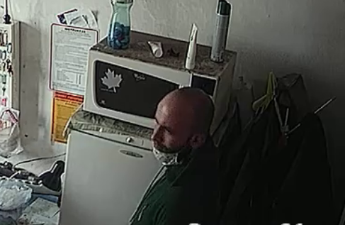 Podejrzani o włamanie i kradzież narzędzi budowlanych. Rozpoznajesz ich?