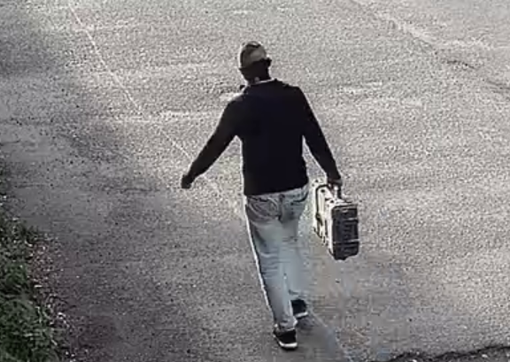 Podejrzani o włamanie i kradzież narzędzi budowlanych. Rozpoznajesz ich?