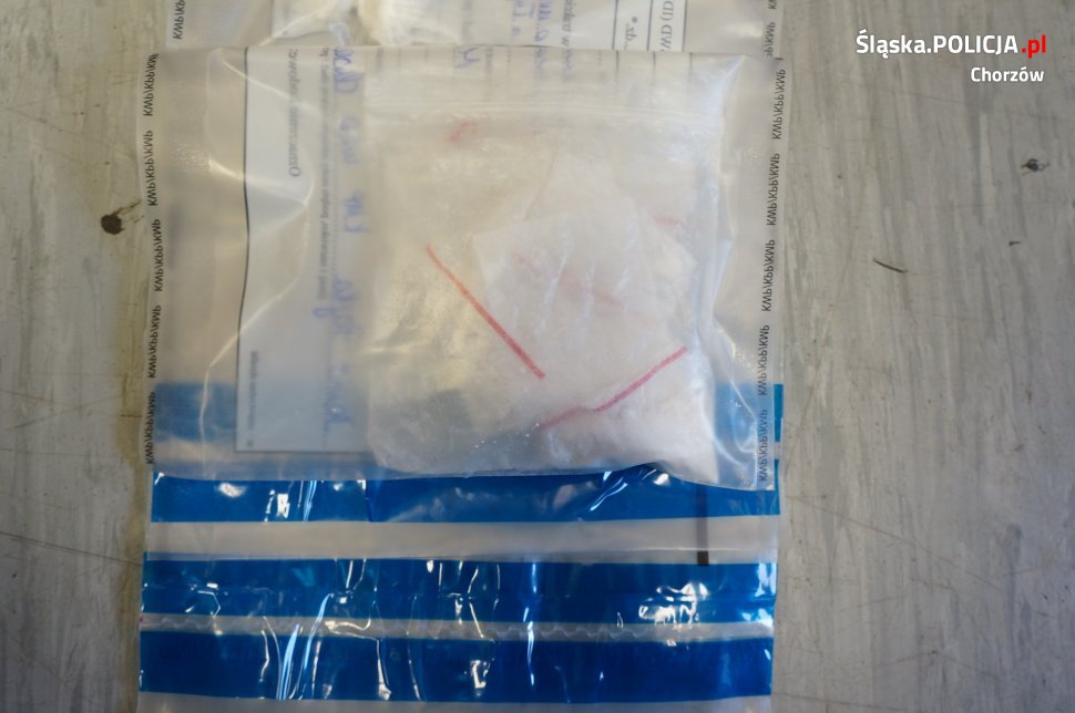 Policjanci odzyskali skradzione BMW. Sprawca był poszukiwany i posiadał narkotyki