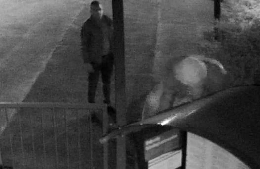 Podejrzani o zniszczenie mienia przy ul. Wiśniowej. Rozpoznajesz tych mężczyzn?