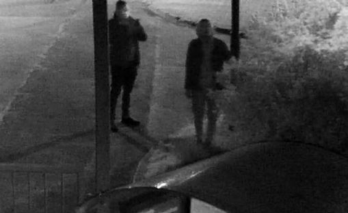 Podejrzani o zniszczenie mienia przy ul. Wiśniowej. Rozpoznajesz tych mężczyzn?