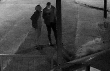 Podejrzani o zniszczenie mienia przy ul. Wiśniowej. Rozpoznajesz tych mężczyzn?