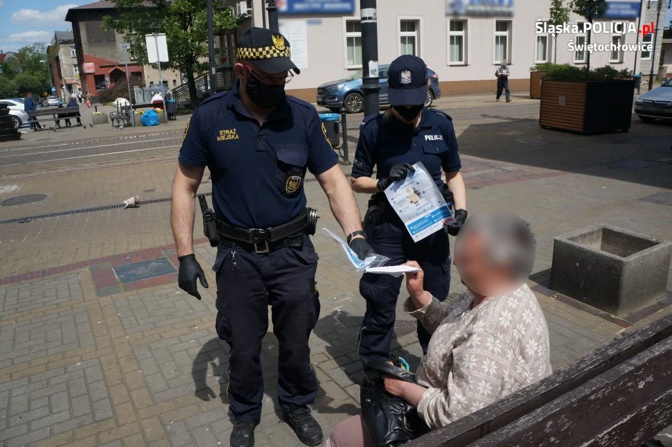 Oszuści czyhają! Apel mundurowych podczas wręczania seniorom maseczek ochronnych