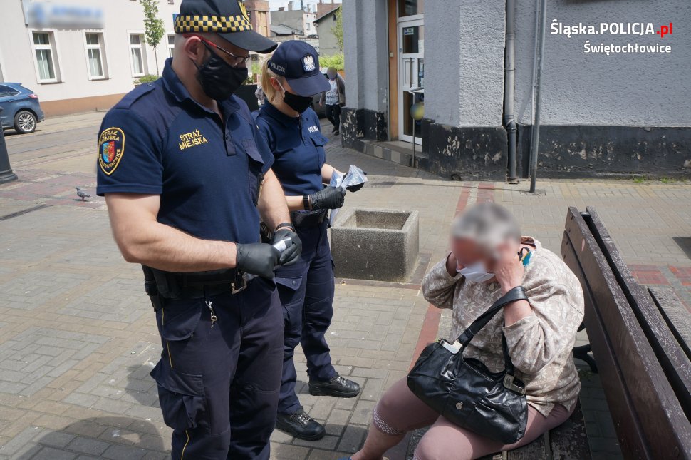 Oszuści czyhają! Apel mundurowych podczas wręczania seniorom maseczek ochronnych
