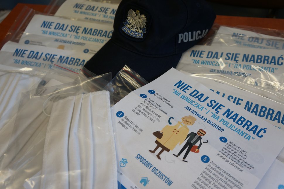 Oszuści czyhają! Apel mundurowych podczas wręczania seniorom maseczek ochronnych