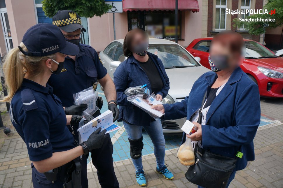 Oszuści czyhają! Apel mundurowych podczas wręczania seniorom maseczek ochronnych