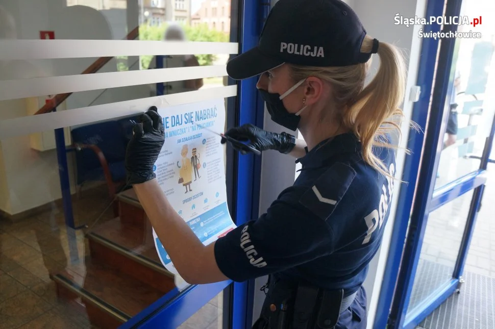 Świętochłowiccy policjanci podziękowali bankowcom za pomoc z walce z oszustami