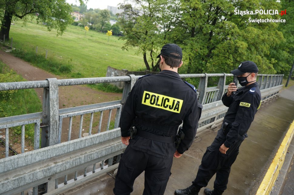 O krok od tragedii. 21-latka chciał skoczyć z wiaduktu nad torowiskiem kolejowym