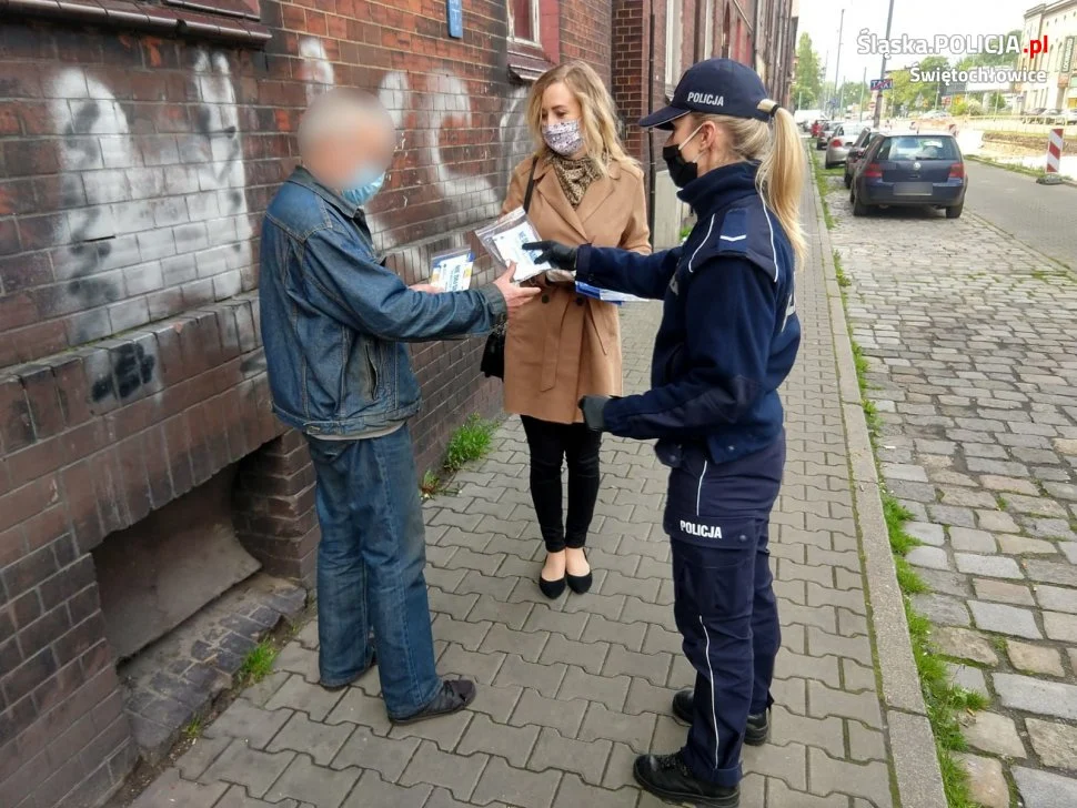 Podczas wręczania maseczek ochronnych seniorom, ostrzegały przed oszustami