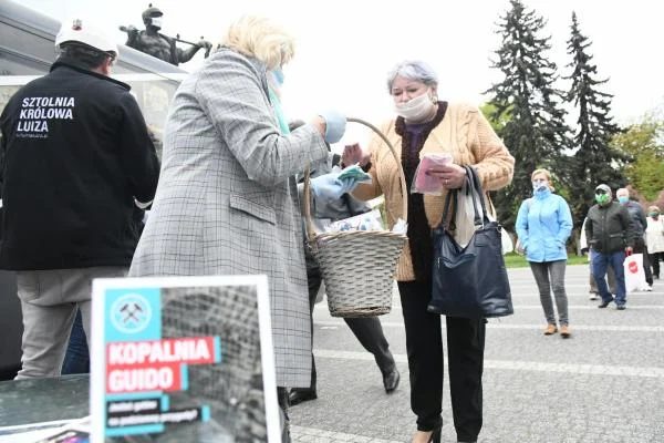 W Zabrzu rozdano kolejnych tysiąc maseczek!