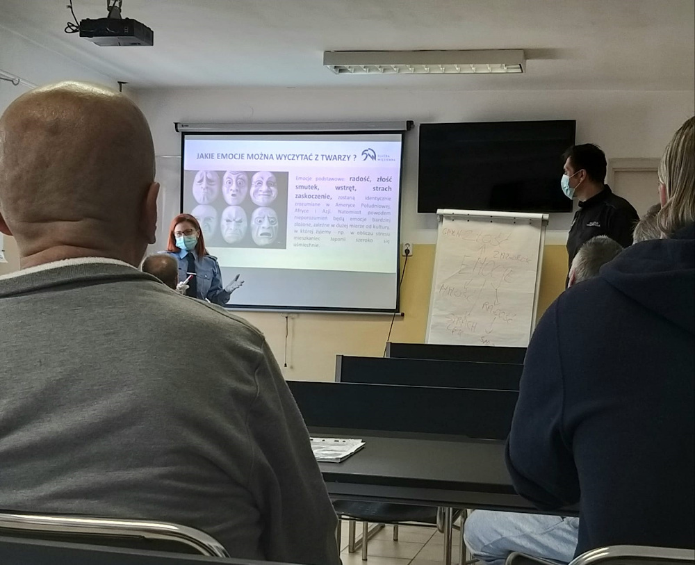 Skazani seniorzy "oswajają" komputer. Po opuszczeniu ZK będą mogli zostać w domu