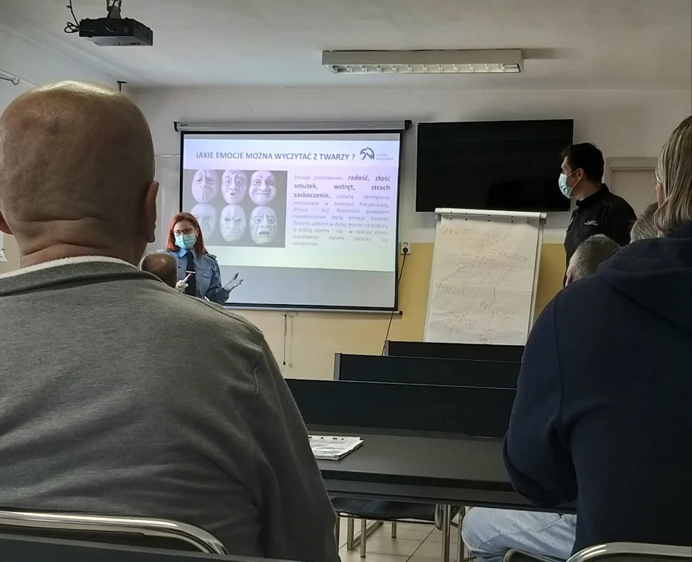 Skazani seniorzy "oswajają" komputer. Po opuszczeniu ZK będą mogli zostać w domu