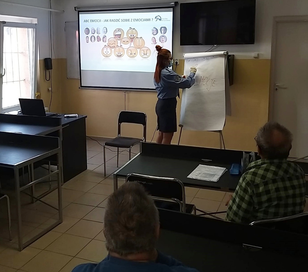 Skazani seniorzy "oswajają" komputer. Po opuszczeniu ZK będą mogli zostać w domu