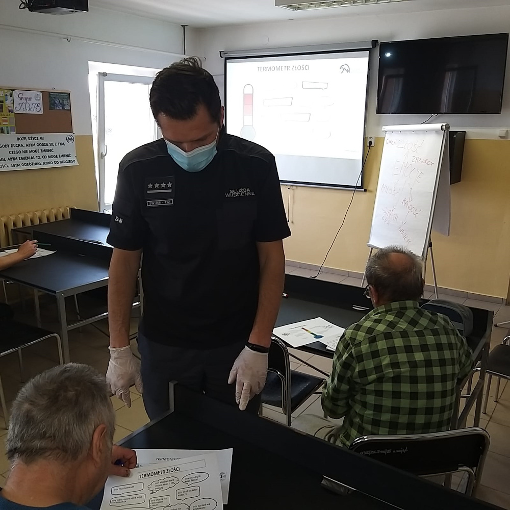 Skazani seniorzy "oswajają" komputer. Po opuszczeniu ZK będą mogli zostać w domu